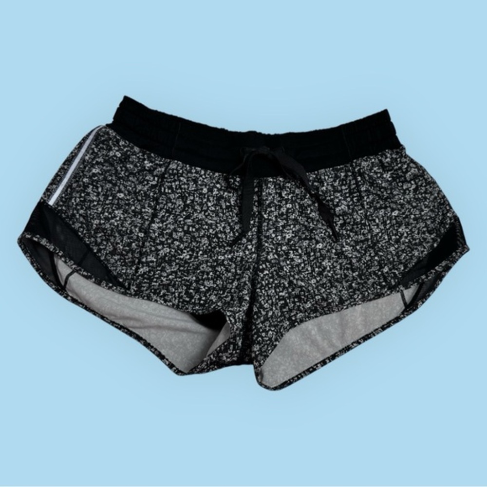 Lululemon Tracker Short 4” – Size 4 (Black/White Static Print) 🖤🤍